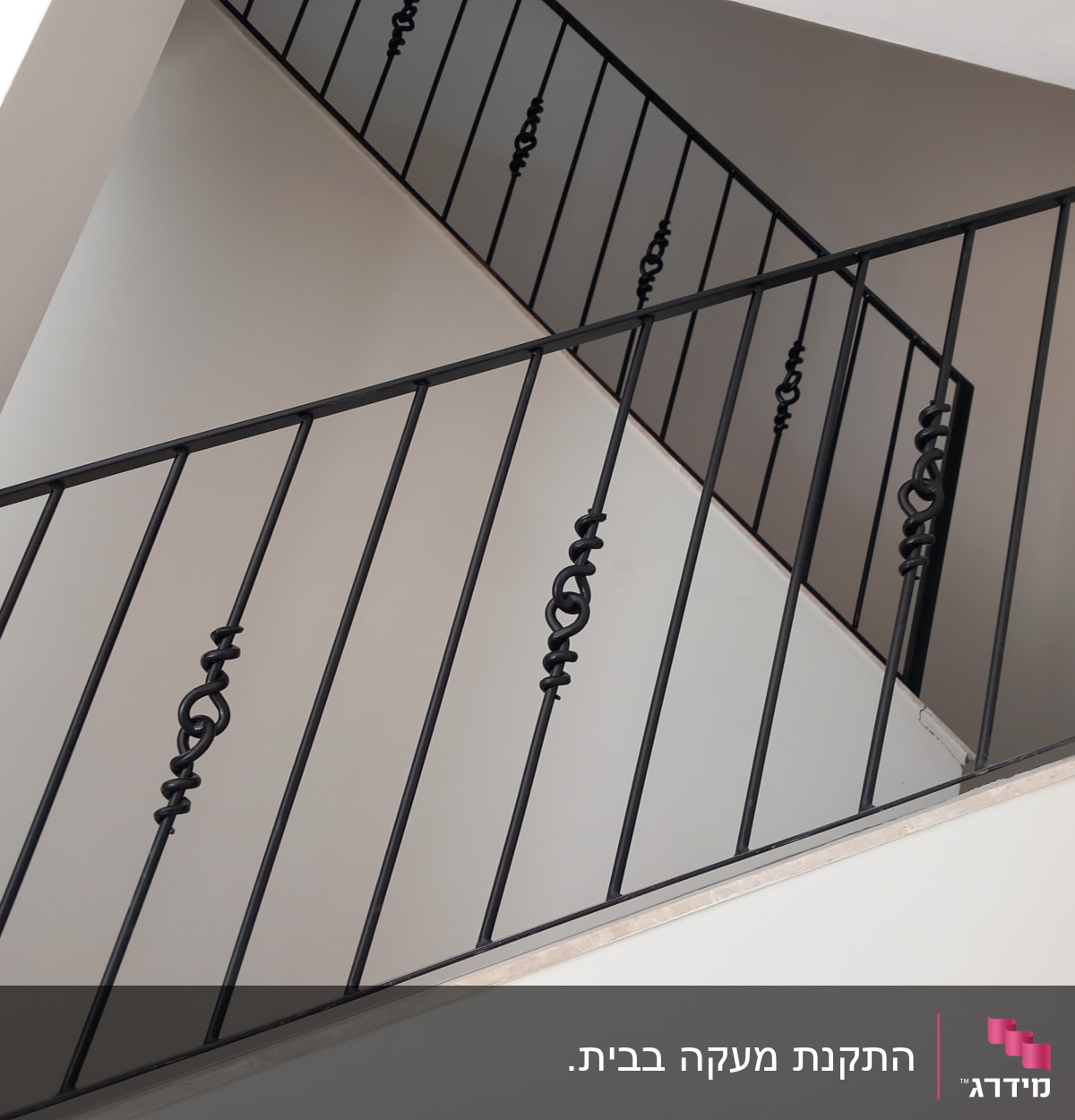 מעקה מתכת שחור עם עיטורים דקורטיביים